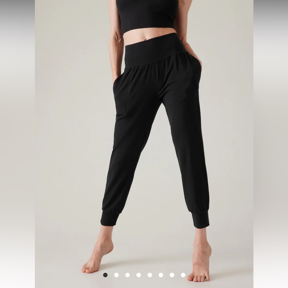 Athleta black salutation joggers size small petite like new